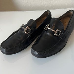 100% authentic Salvatore Ferragamo Black Leather Shoes in size 8